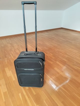 Maleta de viaje negra con ruedas