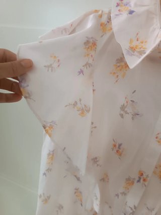 Blusa floral M volantes a estrenar
