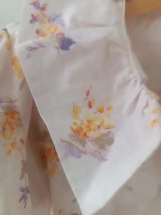 Blusa floral M volantes a estrenar
