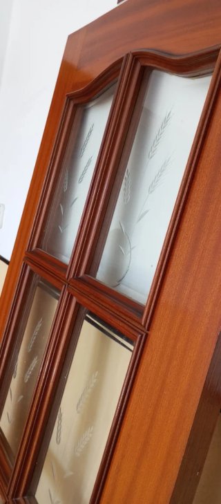 Puerta madera acristalada