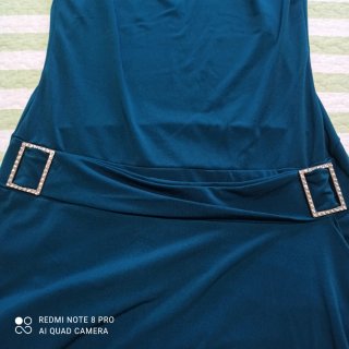 Vestido elástico con bajo asimétrico