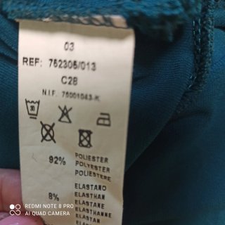 Vestido elástico con bajo asimétrico
