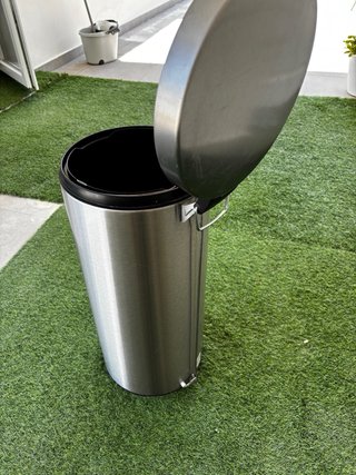 Papelera de metal plateada