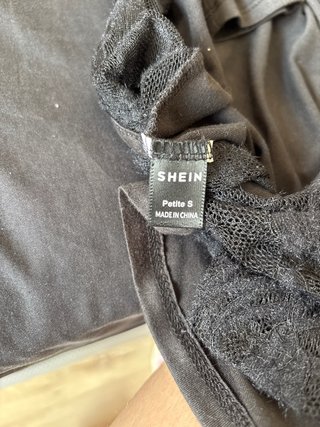 Camiseta negra con espalda de encaje