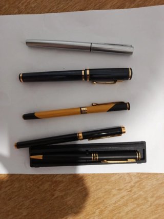 Lote de 4 plumas y 1 bolígrafo