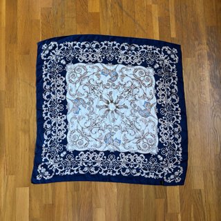 Pañuelo azul y blanco con diseño floral