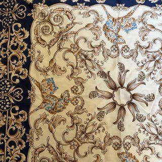 Pañuelo azul y blanco con diseño floral