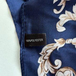 Pañuelo azul y blanco con diseño floral