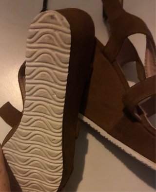 Sandalias de cuña abiertas para verano