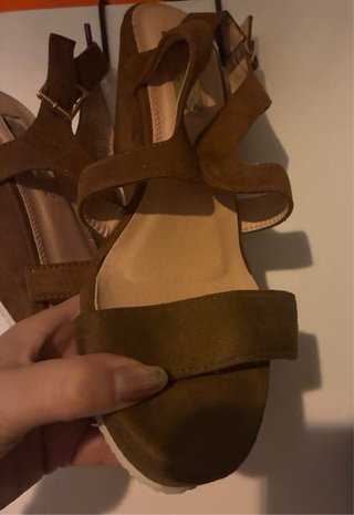 Sandalias de cuña abiertas para verano