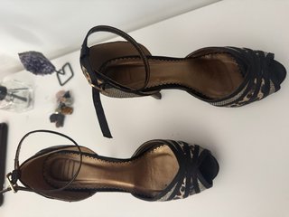 Zapatos de tacón dorados y leopardo