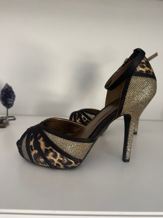 Zapatos de tacón dorados y leopardo
