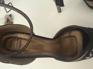 Zapatos de tacón dorados y leopardo