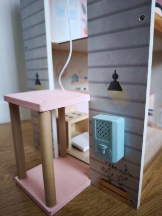Casita de muñecas de madera.Con timbre y luz.