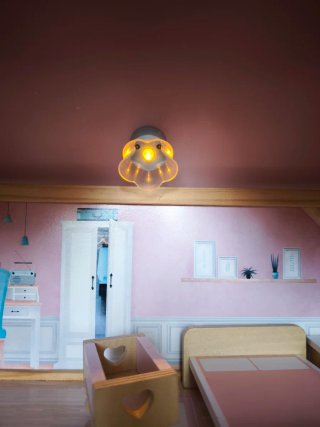 Casita de muñecas de madera.Con timbre y luz.