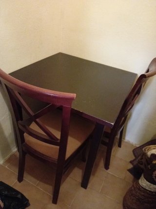 Mesa de comedor de madera con sillas