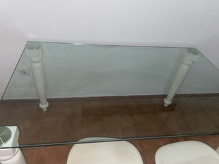 Mesa de cristal con patas de madera