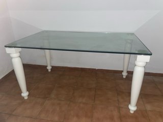 Mesa de cristal con patas de madera