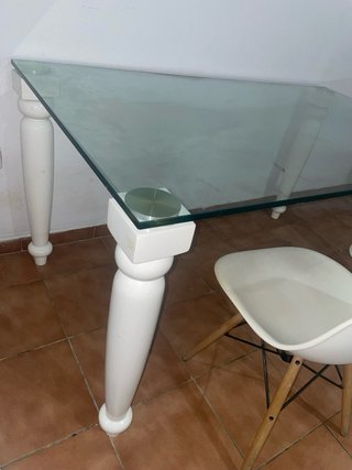 Mesa de cristal con patas de madera