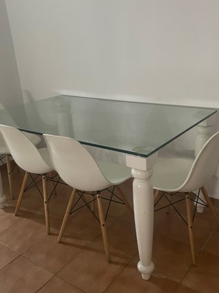 Mesa de cristal con patas de madera