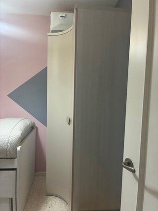 Dormitorio infantil compacto.