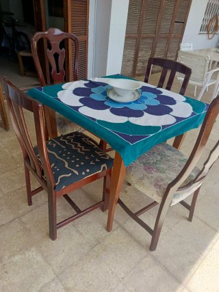 Mesa de comedor de madera con 4 sillas