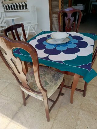 Mesa de comedor de madera con 4 sillas