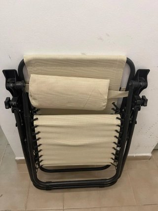 Tumbona reclinable beige y negra