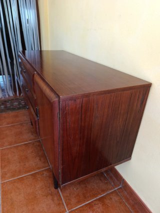 Cómoda antigua de madera estilo mueble