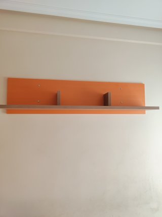 Estantería flotante madera naranja