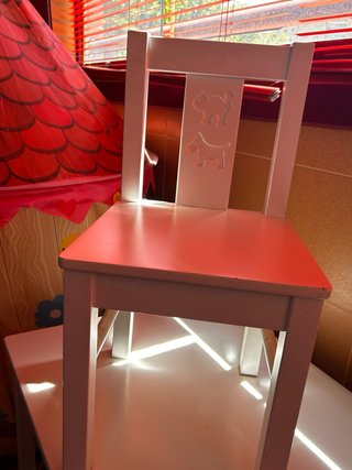 Mesa y sillas infantiles blancas