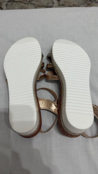 Sandalias cuña verano doradas