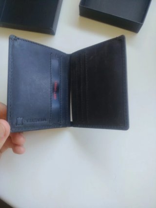 Cartera/Billetera negra con logo rojo