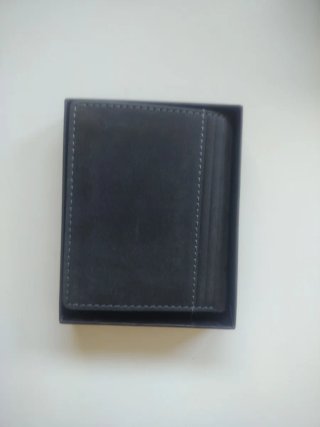 Cartera/Billetera negra con logo rojo
