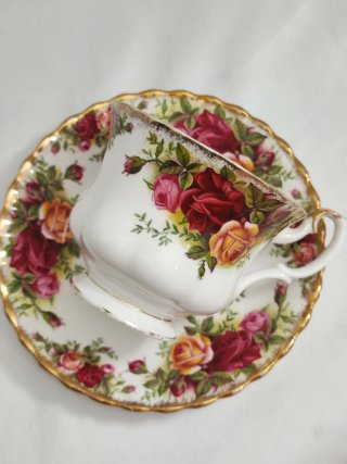 Taza y platillo Royal Albert porcelana inglesa