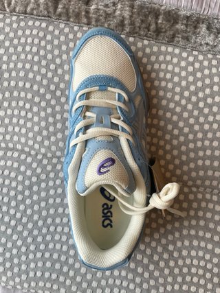 Zapatillas Asics azules y blancas
