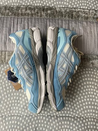 Zapatillas Asics azules y blancas