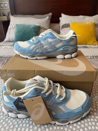 Zapatillas Asics azules y blancas