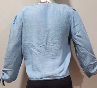 Blusa azul  claro con fruncido y manga larga