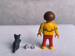Playmobil niño con gatito y dados