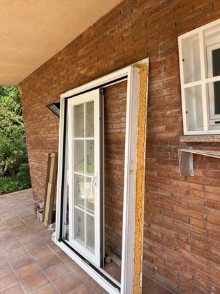 Puerta corredera elevable 2 hojas y con rotura der