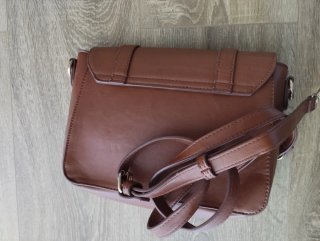 Bolso marrón con hebillas