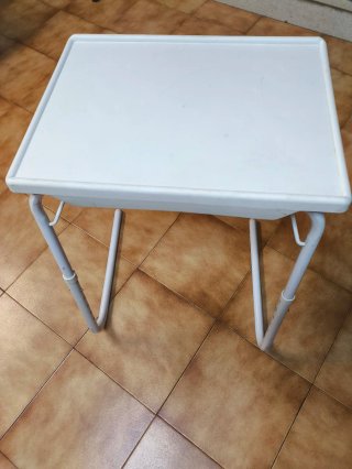 Mesa auxiliar plegable blanca