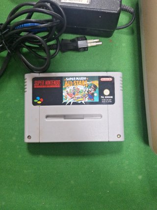 Super Nintendo con 2 mandos y Mario All-Stars