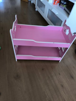 Cuna de juguete rosa para muñecas. Juguetos
