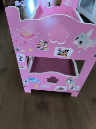 Cuna de juguete rosa para muñecas. Juguetos