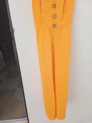 Mono naranja tirantes botones queda por el tobillo