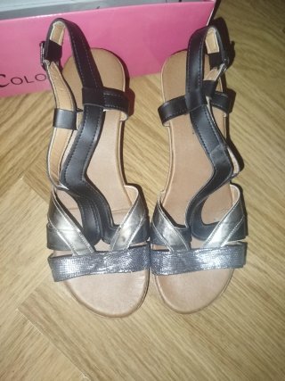 Sandalias negras y plateadas