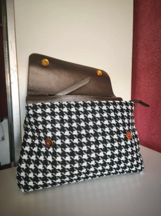 Bolso negro y color taupe oscuro metalizado