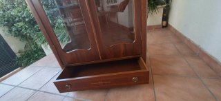 Vitrina antigua de madera y cristal